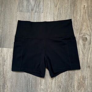 Athleta Salutation Stash II Short, 5 in inseam, Size Large in Black